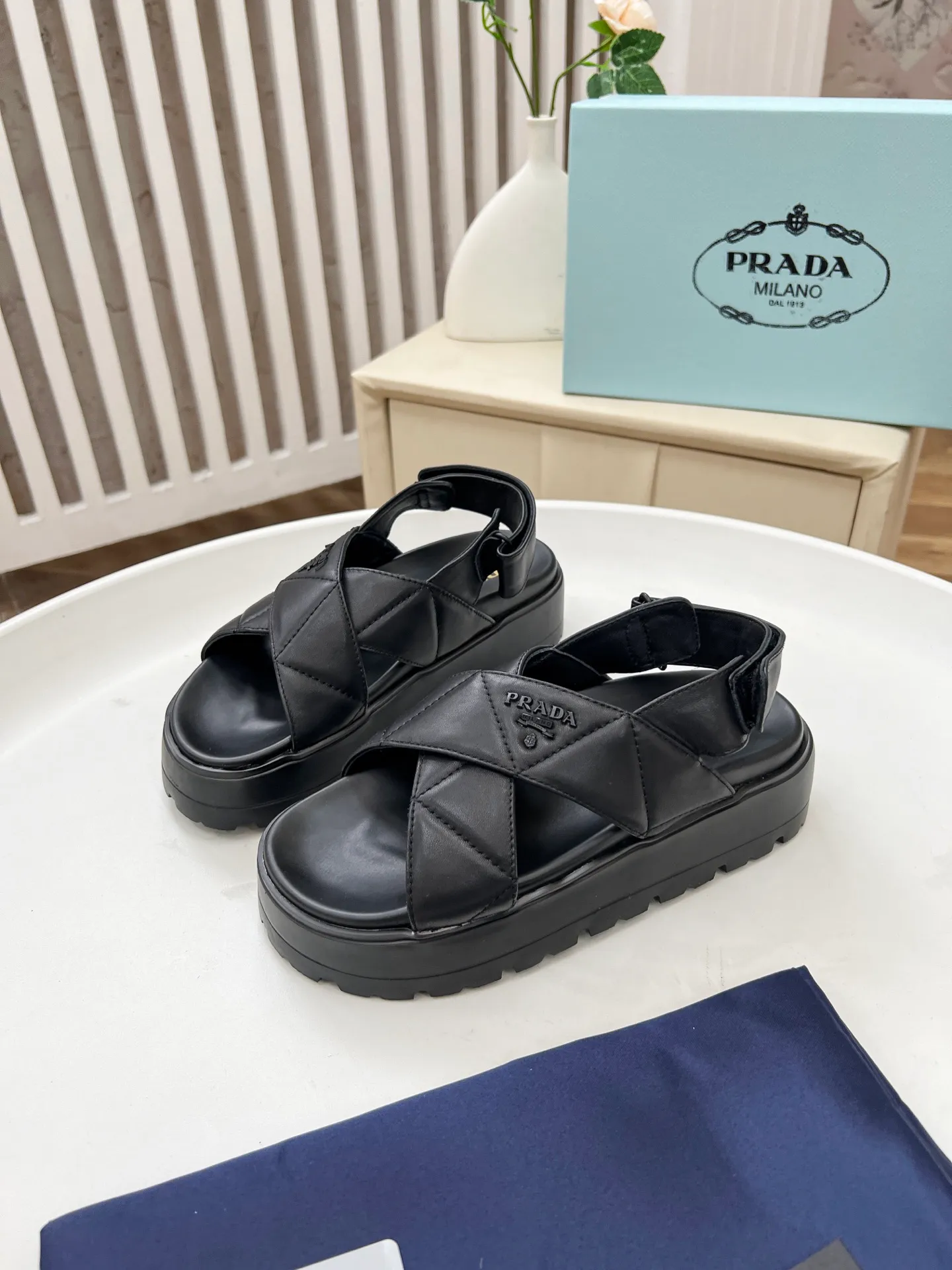 👟👟Ex-factory price 440👟👟 Prada/Prada 25ss summer new couple's beach thick-soled Birkenstock sandals. This shoe style is really a classic design that will not go out of style and is in line with everyone's current pursuit of comfortable and healthy wearing concepts. It is regarded by many domestic and foreign celebrities and fashionistas as an important choice for daily slippers. ✔Upper: imported super soft sheepskin ✔Inner lining: imported sheepskin ✔Hardware: Original molded split hardware ✔Outsole: Ultra-light, wear-resistant and non-slip foam sole ✔Number of yards: 35~40 (custom-made 40 pieces are non-refundable)